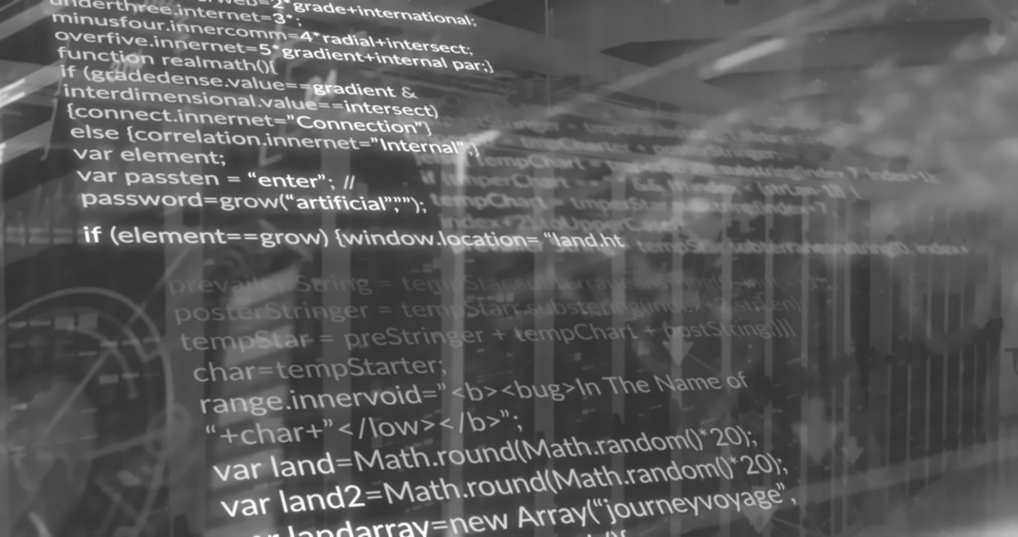 Laptop met code-editor naast koffie en planten op bureau